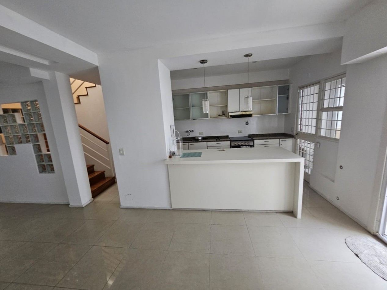 Hermosa casa con patio y parrilla . Luminosa con 5 dormitorios!!! en barrio tranquilo y cerca de avenidas. Con cochera cubierta