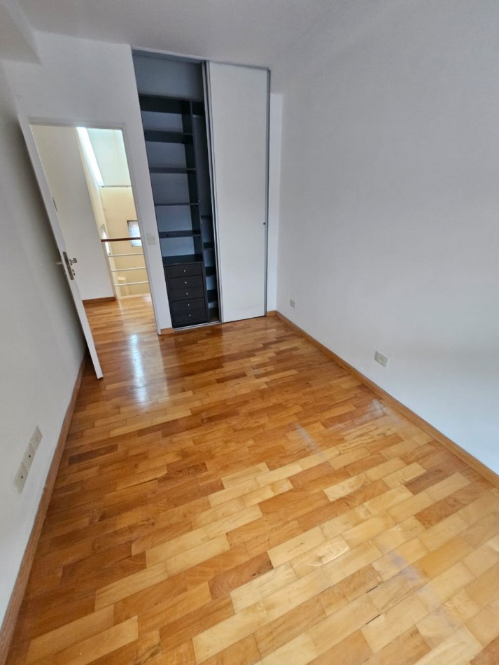 Hermosa casa con patio y parrilla . Luminosa con 5 dormitorios!!! en barrio tranquilo y cerca de avenidas. Con cochera cubierta