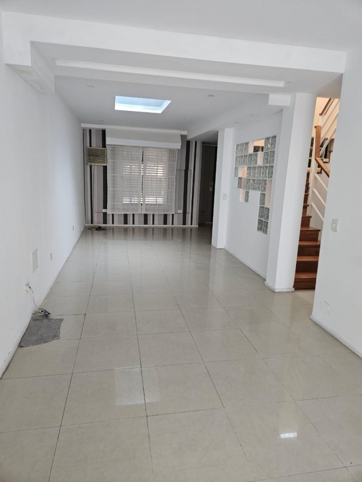 Hermosa casa con patio y parrilla . Luminosa con 5 dormitorios!!! en barrio tranquilo y cerca de avenidas. Con cochera cubierta