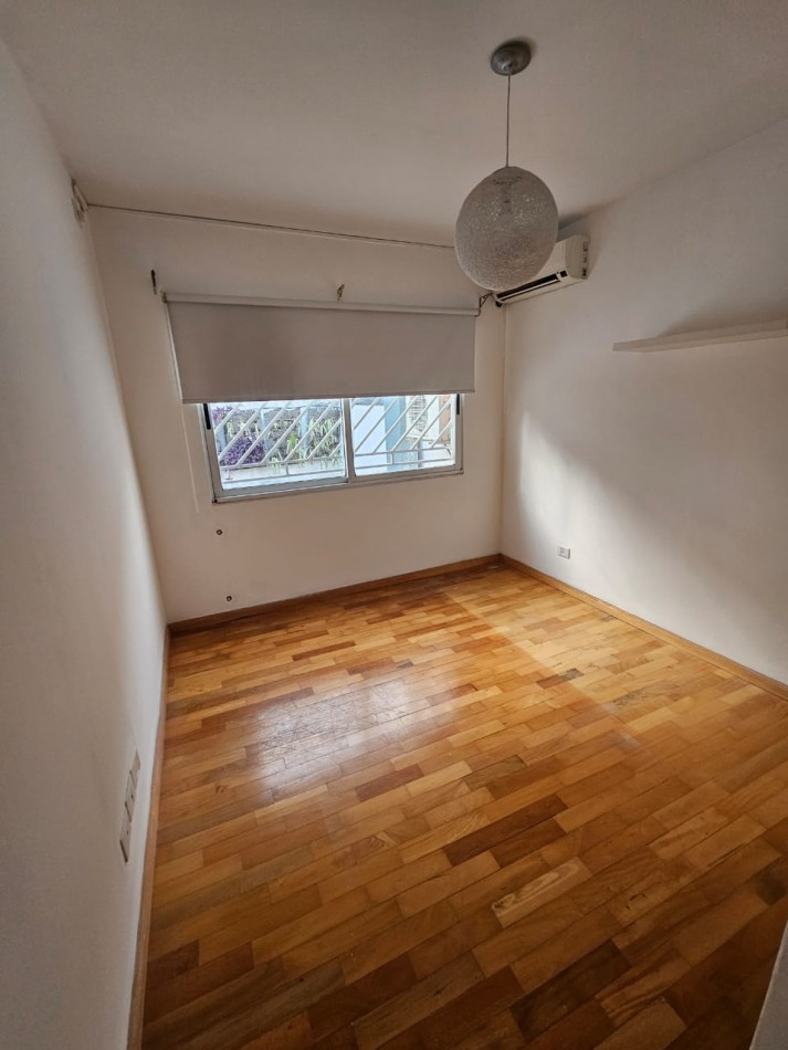 Hermosa casa con patio y parrilla . Luminosa con 5 dormitorios!!! en barrio tranquilo y cerca de avenidas. Con cochera cubierta