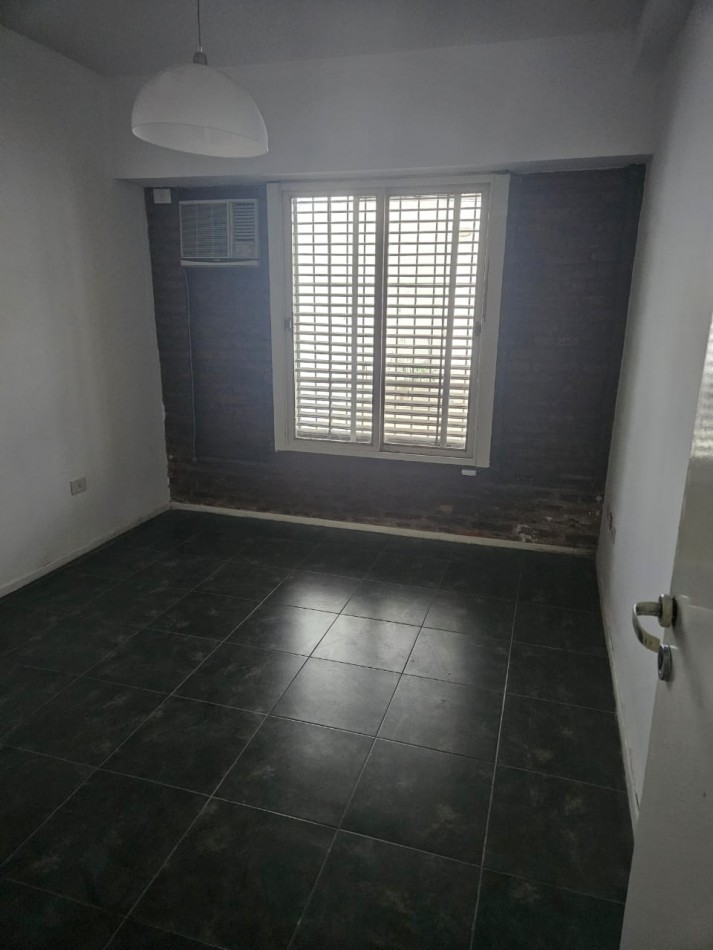 Hermosa casa con patio y parrilla . Luminosa con 5 dormitorios!!! en barrio tranquilo y cerca de avenidas. Con cochera cubierta