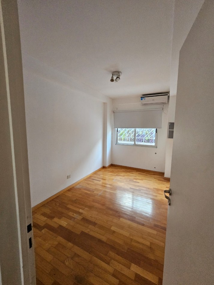 Hermosa casa con patio y parrilla . Luminosa con 5 dormitorios!!! en barrio tranquilo y cerca de avenidas. Con cochera cubierta