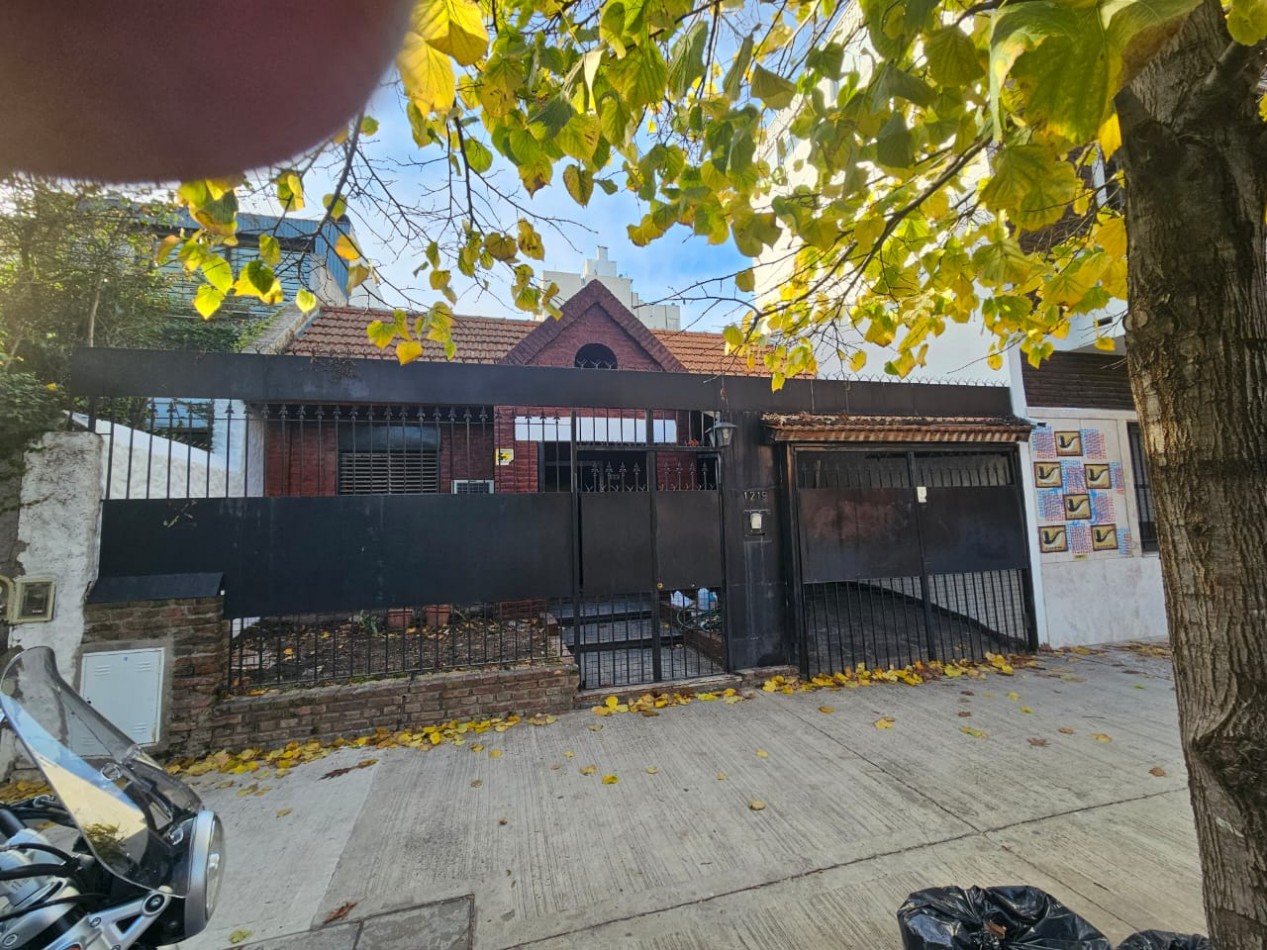 Hermosa casa con patio y parrilla . Luminosa con 5 dormitorios!!! en barrio tranquilo y cerca de avenidas. Con cochera cubierta