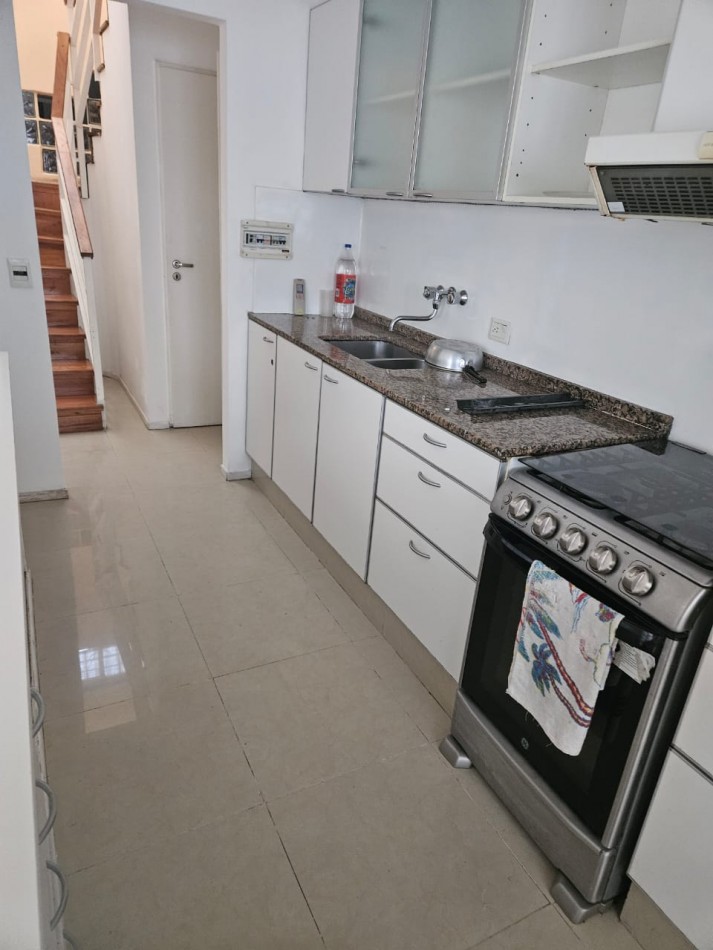 Hermosa casa con patio y parrilla . Luminosa con 5 dormitorios!!! en barrio tranquilo y cerca de avenidas. Con cochera cubierta