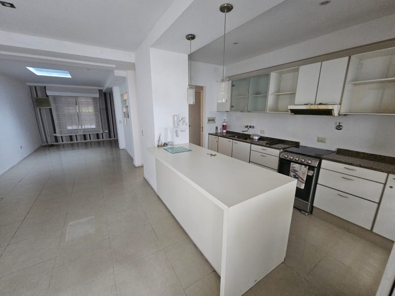 Hermosa casa con patio y parrilla . Luminosa con 5 dormitorios!!! en barrio tranquilo y cerca de avenidas. Con cochera cubierta