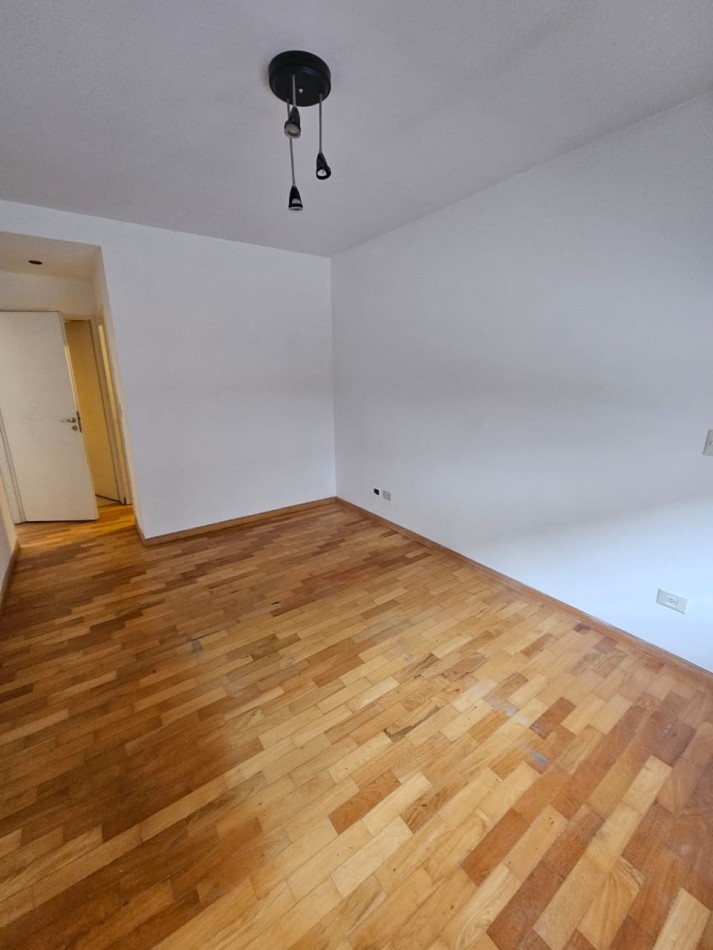 Hermosa casa con patio y parrilla . Luminosa con 5 dormitorios!!! en barrio tranquilo y cerca de avenidas. Con cochera cubierta