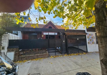 Hermosa casa con patio y parrilla . Luminosa con 5 dormitorios!!! en barrio tranquilo y cerca de avenidas. Con cochera cubierta