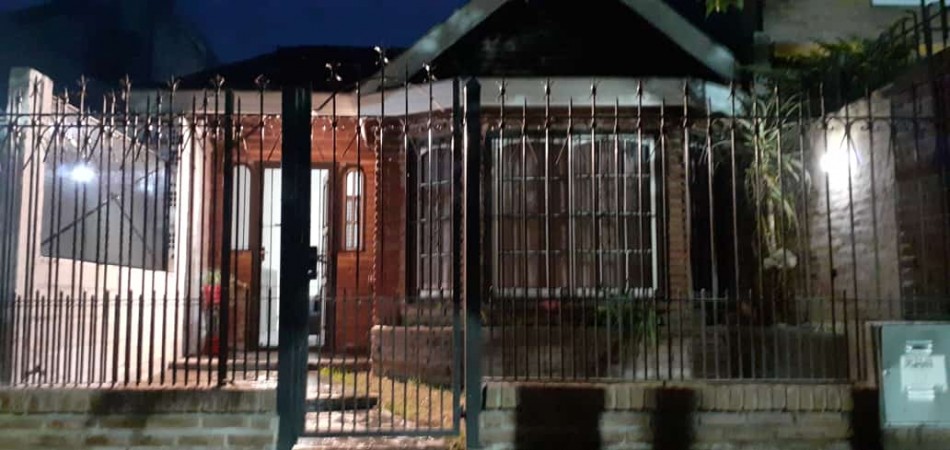 Casa en venta s/ lote de 8.66x25 losa 5 ambientes e/ dos auto