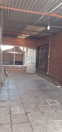 Casa en venta s/ lote de 8.66x25 losa 5 ambientes e/ dos auto