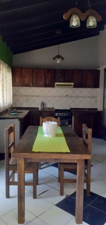 Casa en venta s/ lote de 8.66x25 losa 5 ambientes e/ dos auto