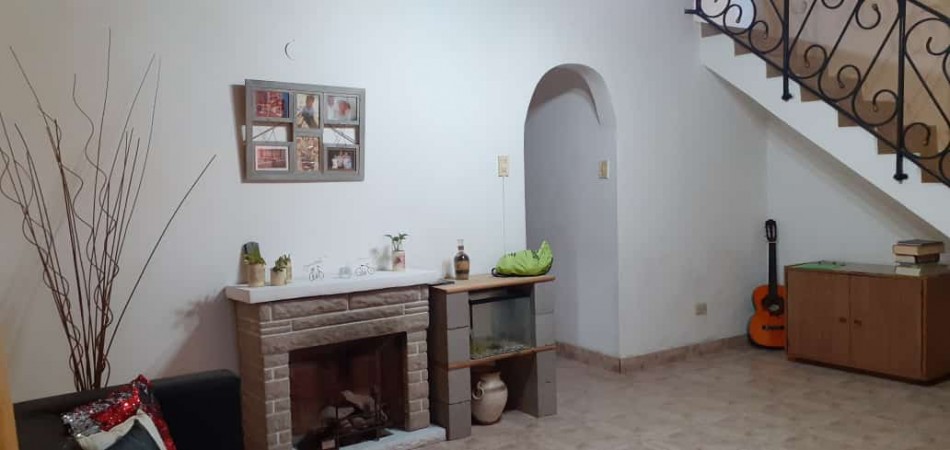 Casa en venta s/ lote de 8.66x25 losa 5 ambientes e/ dos auto