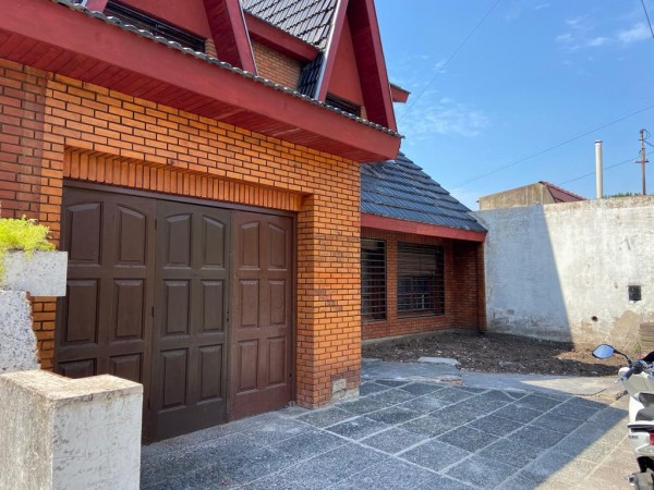 Venta excelente casa en 2 Plantas con 3 baños, fondo, jardín y cochera
