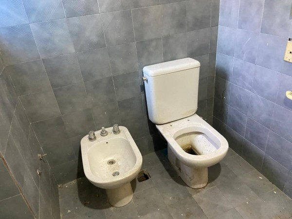 Venta excelente casa en 2 Plantas con 3 baños, fondo, jardín y cochera