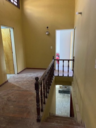 Venta excelente casa en 2 Plantas con 3 baños, fondo, jardín y cochera
