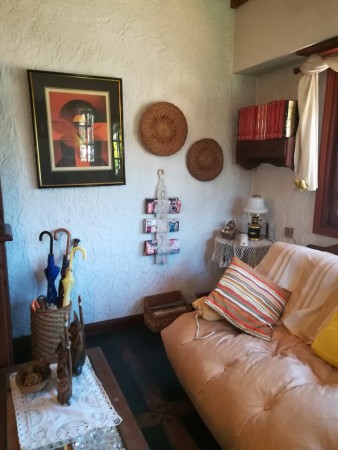 Casa con amplio jardín 3 dorm. cochera o quincho muy buen estado