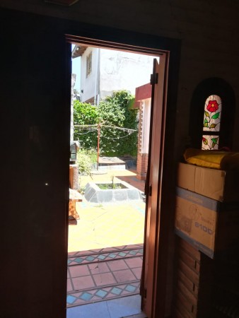 Casa con amplio jardín 3 dorm. cochera o quincho muy buen estado
