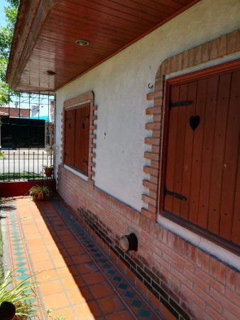 Casa con amplio jardín 3 dorm. cochera o quincho muy buen estado