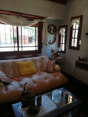 Casa con amplio jardín 3 dorm. cochera o quincho muy buen estado