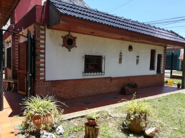 Casa con amplio jardín 3 dorm. cochera o quincho muy buen estado