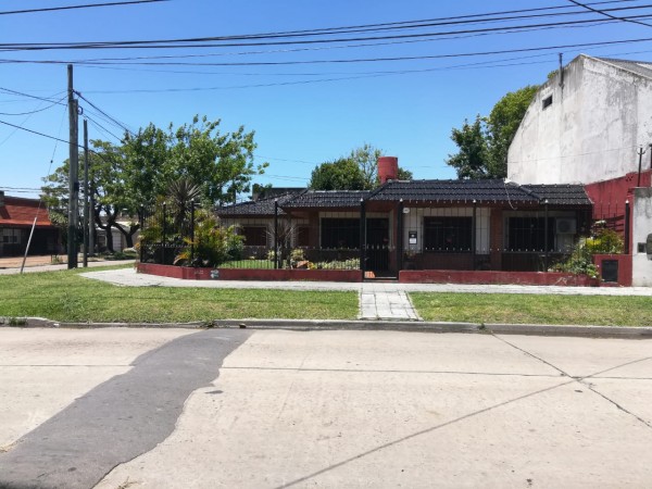 Casa con amplio jardín 3 dorm. cochera o quincho muy buen estado