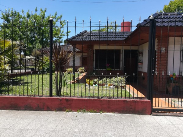 Casa con amplio jardín 3 dorm. cochera o quincho muy buen estado