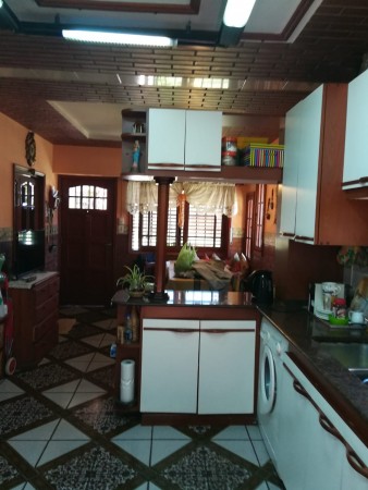 Casa con amplio jardín 3 dorm. cochera o quincho muy buen estado