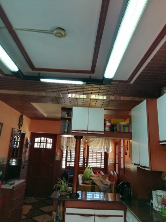 Casa con amplio jardín 3 dorm. cochera o quincho muy buen estado
