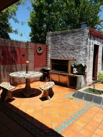 Casa con amplio jardín 3 dorm. cochera o quincho muy buen estado