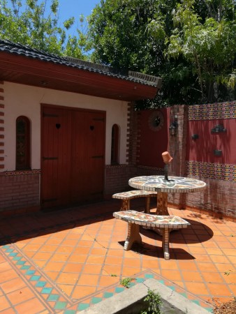 Casa con amplio jardín 3 dorm. cochera o quincho muy buen estado