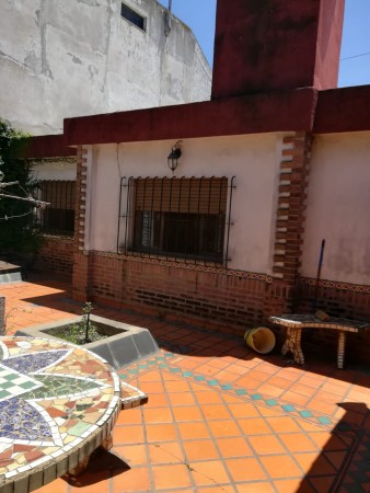 Casa con amplio jardín 3 dorm. cochera o quincho muy buen estado