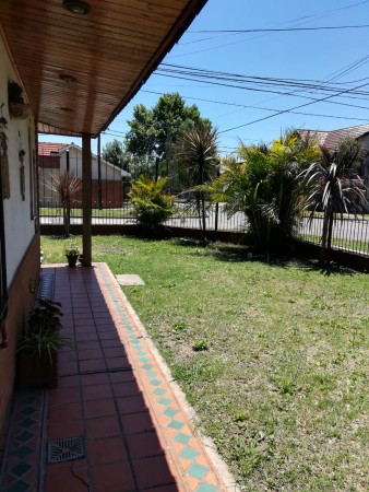 Casa con amplio jardín 3 dorm. cochera o quincho muy buen estado
