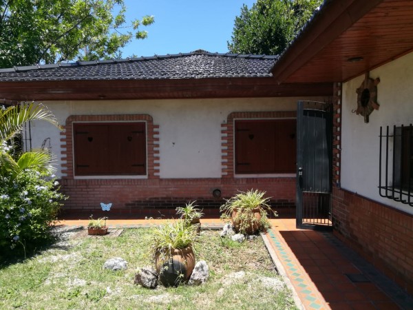 Casa con amplio jardín 3 dorm. cochera o quincho muy buen estado