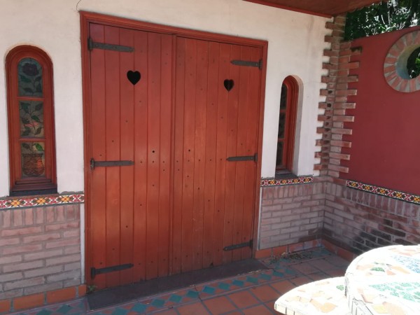 Casa con amplio jardín 3 dorm. cochera o quincho muy buen estado