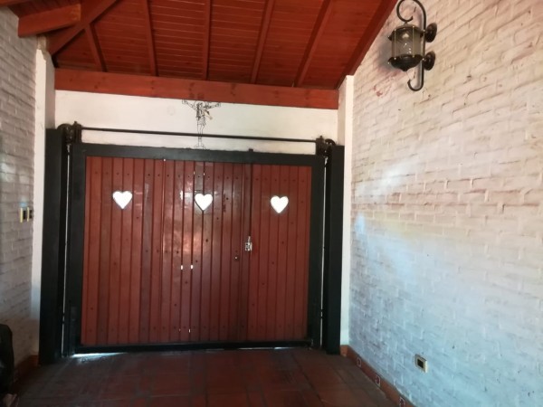 Casa con amplio jardín 3 dorm. cochera o quincho muy buen estado