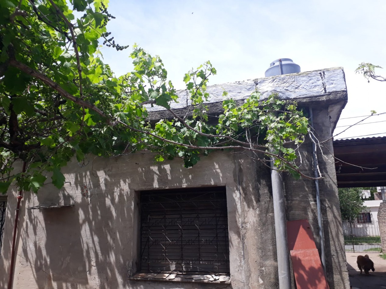 OPORTUNIDAD !!! Casa, lote 10x31, LOSA 4 amb. e/ auto, B° Sta. Lucia     