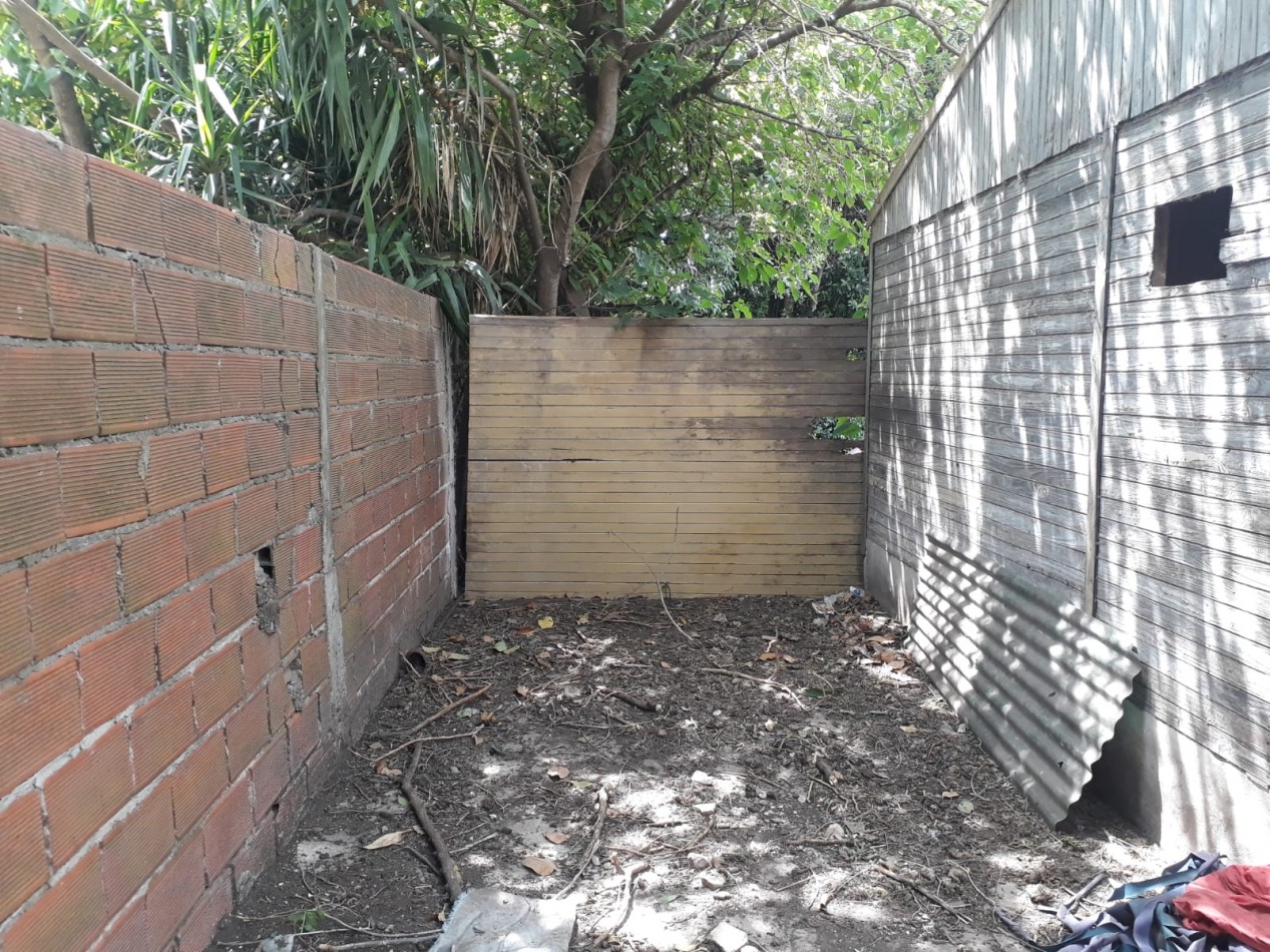 OPORTUNIDAD !!! Casa, lote 10x31, LOSA 4 amb. e/ auto, B° Sta. Lucia     