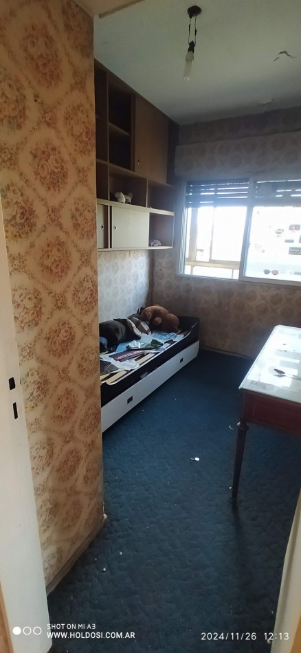 IMPORTANTE DEPARTAMENTO FLORESTA 5 ambientes y comedor diario o dependencia, 3 baños, 2 balcones.