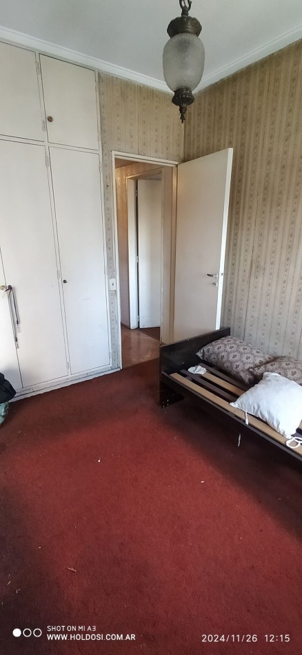 IMPORTANTE DEPARTAMENTO FLORESTA 5 ambientes y comedor diario o dependencia, 3 baños, 2 balcones.