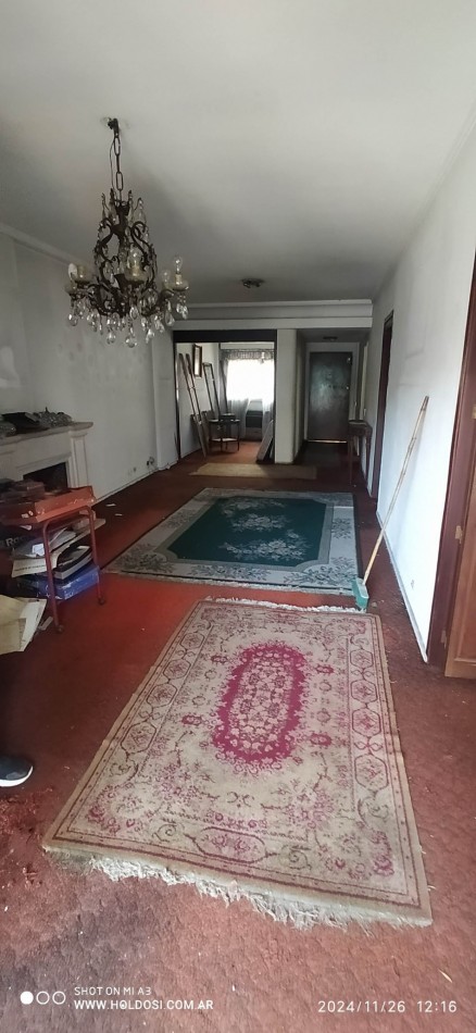 IMPORTANTE DEPARTAMENTO FLORESTA 5 ambientes y comedor diario o dependencia, 3 baños, 2 balcones.