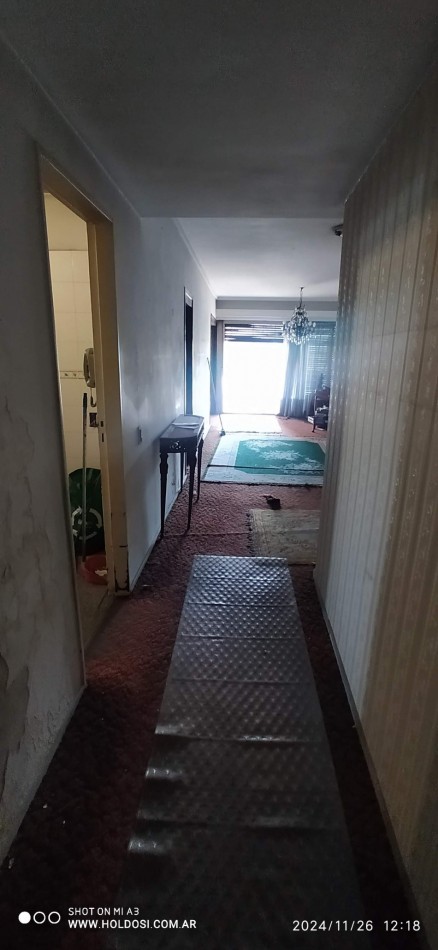 IMPORTANTE DEPARTAMENTO FLORESTA 5 ambientes y comedor diario o dependencia, 3 baños, 2 balcones.