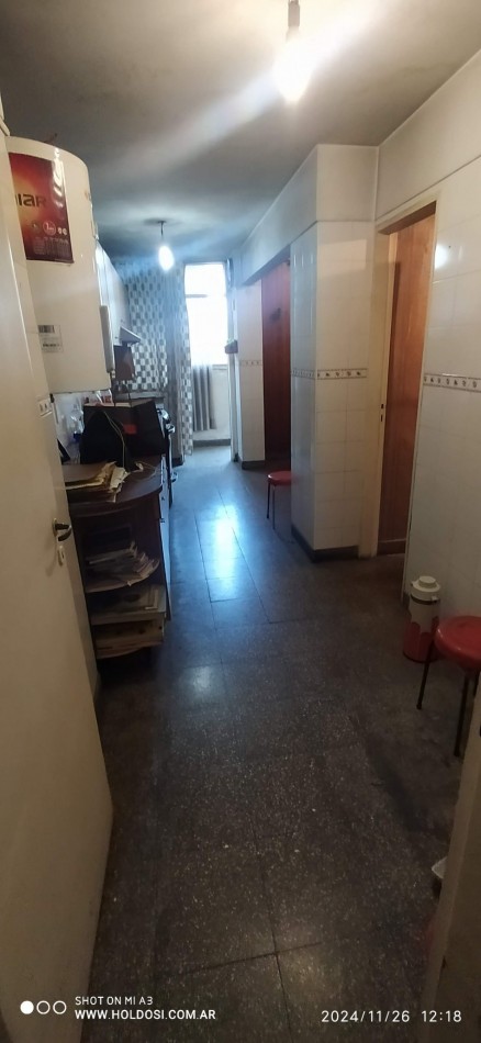 IMPORTANTE DEPARTAMENTO FLORESTA 5 ambientes y comedor diario o dependencia, 3 baños, 2 balcones.