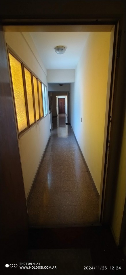 IMPORTANTE DEPARTAMENTO FLORESTA 5 ambientes y comedor diario o dependencia, 3 baños, 2 balcones.