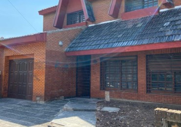 Venta excelente casa en 2 Plantas con 3 baños, fondo, jardín y cochera