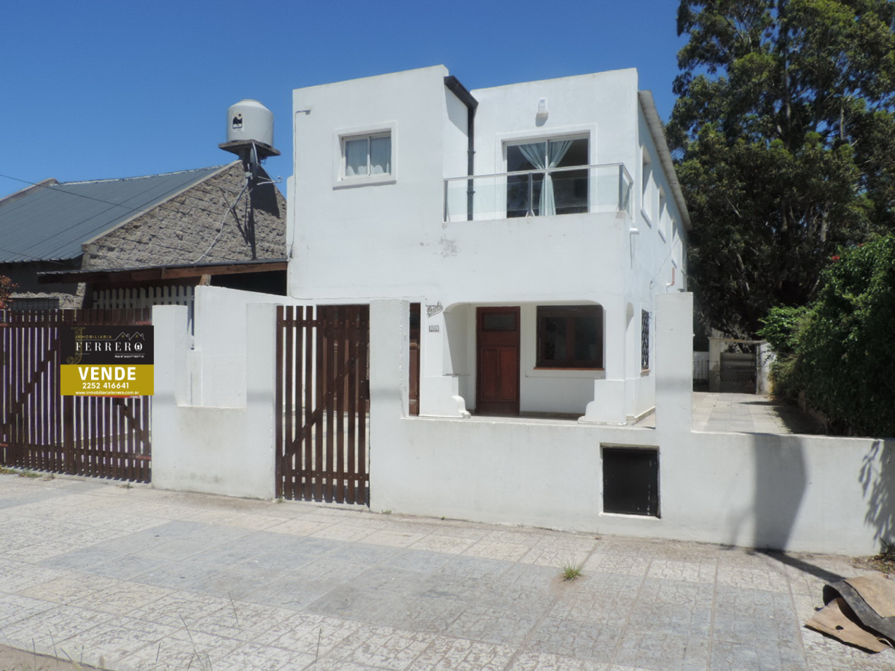 Casa moderna con dos Deptos.