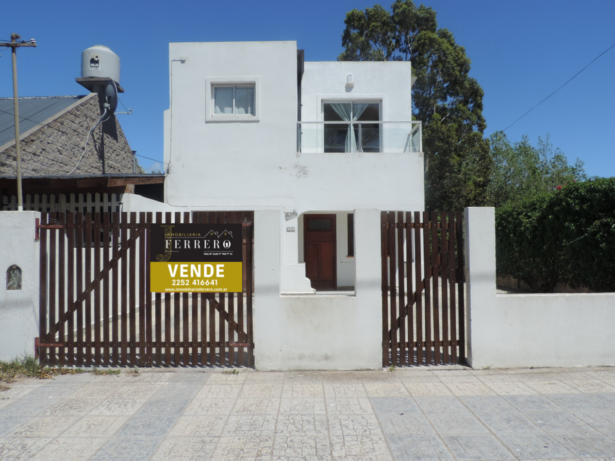 Casa moderna con dos Deptos.