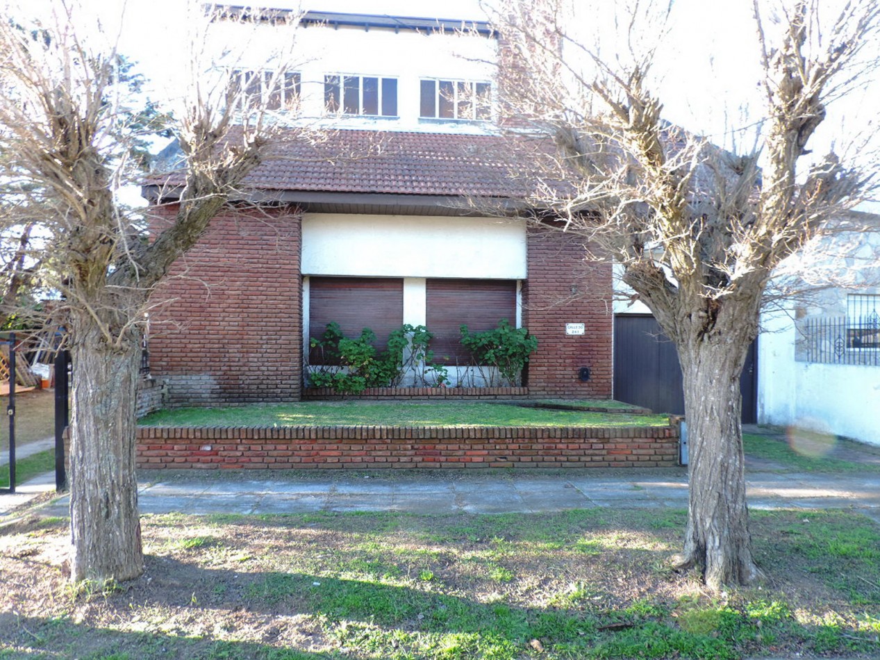 Chalet centrico de 4 Amb. con gran lote  