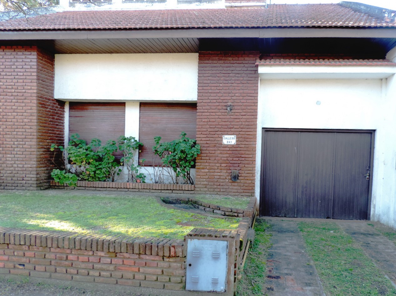 Chalet centrico de 4 Amb. con gran lote  