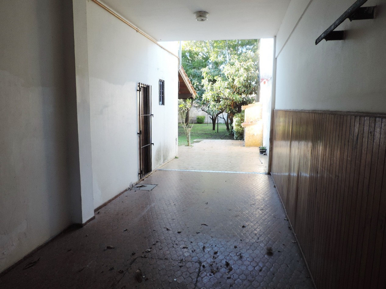 Chalet centrico de 4 Amb. con gran lote  