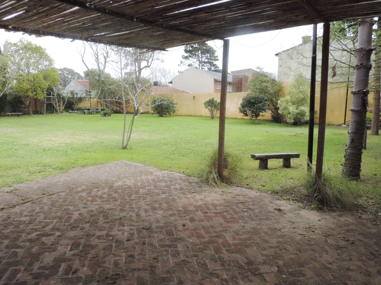 Casa estilo colonial con dos lotes 