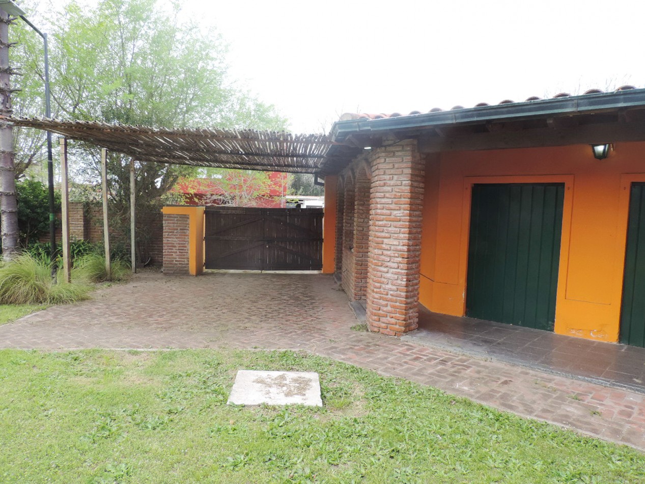 Casa estilo colonial con dos lotes 